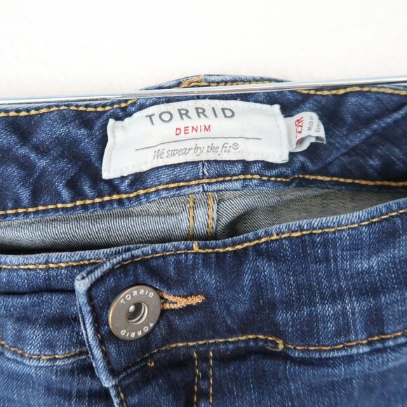 Torrid 22R Relaxed Fit Bootcut Dark Wash Denim Jeans Plus Size 32" Inseam - Picture 2 of 5